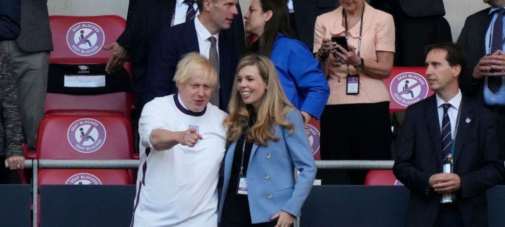 Boris Johnson si sotia sa, in prim planul invitatiilor de pe Wembley. <span style="color:#f00;">Premierul britanic i-a eclipsat pe David Beckham si pe Printul William</span>