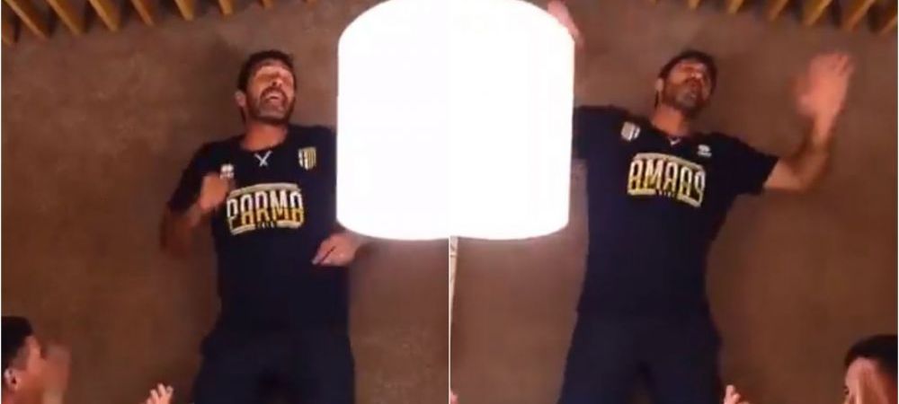 <span style="color:#f00;">Imaginile momentului în Italia! </span>Man și Mihăilă i-au făcut „botezul” lui Buffon la Parma