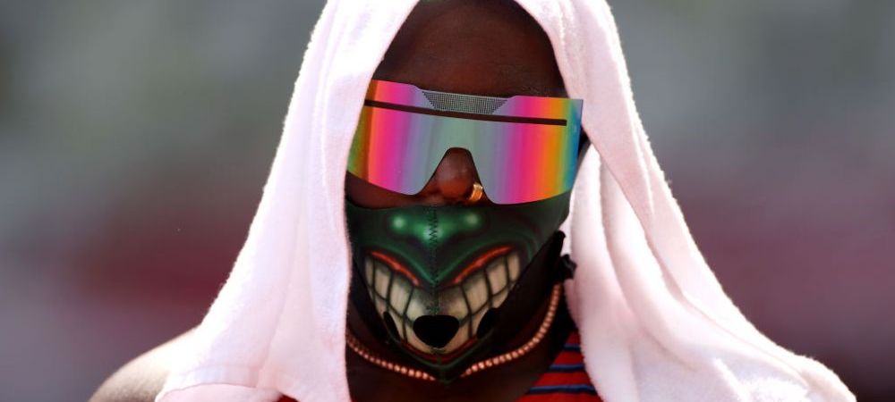 <span style="color:#f00;">GALERIE FOTO |</span> Cea mai spectaculoasă apariție de la Tokyo. Raven Saunders și povestea din spatele măștii