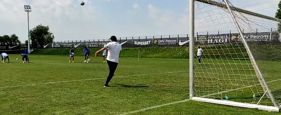 <span style="color:#f00;">VIDEO |</span> Hagi, minunat și în poartă! Cum și-a surprins „Regele” jucătorii la ultimul antrenament 