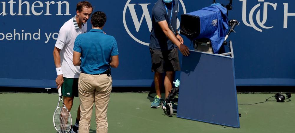<span style="color:#f00;">VIDEO</span> Medvedev, un car de nervi la Cincinnati. "Scoateți-o de aici! Era să-mi rup mâna!" Arbitrul a încercat să-l calmeze