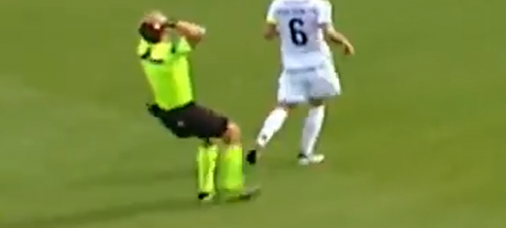 VIDEO | Imagini incredibile! Arbitrul oprește o fază de gol și nu-și poate reprima primul impuls 