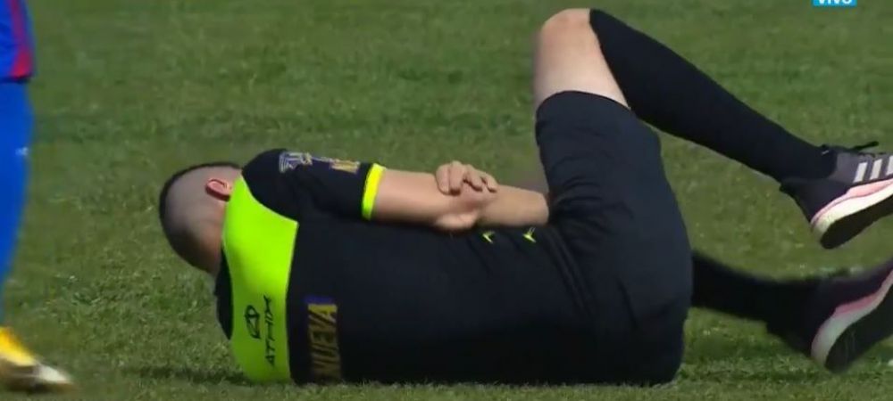 Accidentare stupidă a unui arbitru în timpul meciului! A ieșit de pe teren zbierând de durere