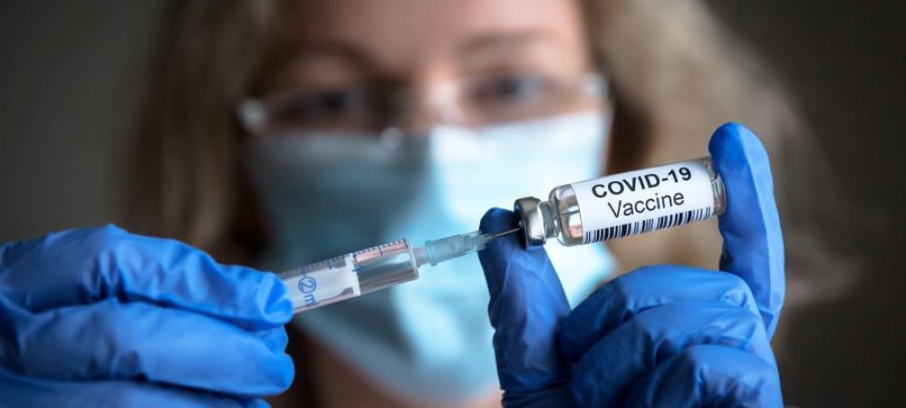 Zece fotbaliști, suspecți că ar fi primit adeverințe false de vaccinare împotriva COVID-19. Medicul incriminat, soția antrenorului