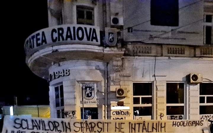 A început „războiul” după tragerea la sorți din Cupa României! Ultrașii Petrolului au vandalizat sediul FCU Craiova: „Sclavilor!”