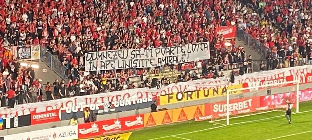 Suporterii prezenți pe stadion la meciul UTA - Rapid s-au duelat în bannere. Arădenii, mesaje ofensatoare