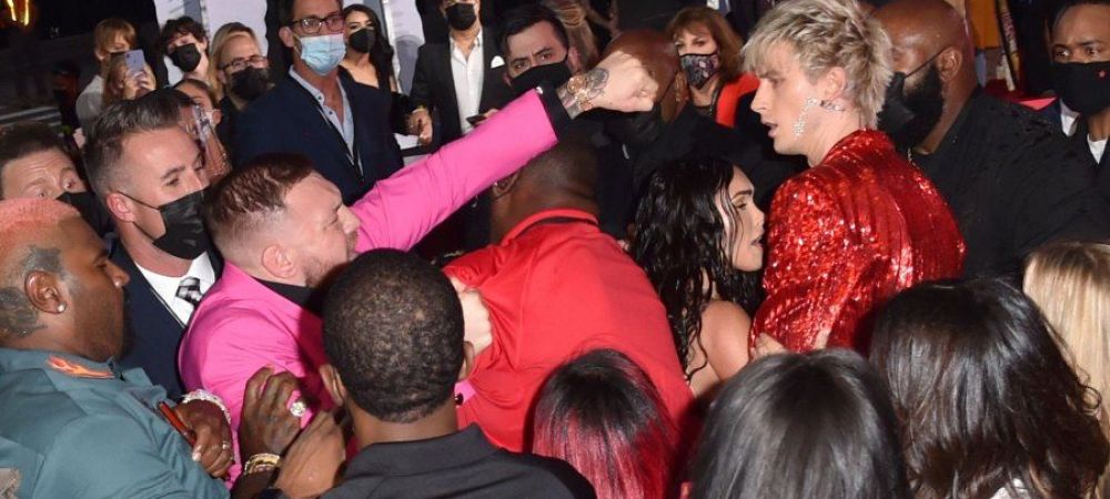 <span style="color:#f00;">Premii cu scandal!</span> McGregor a sărit să îl bată pe un rapper mai înalt cu 20 de centimetri decât el