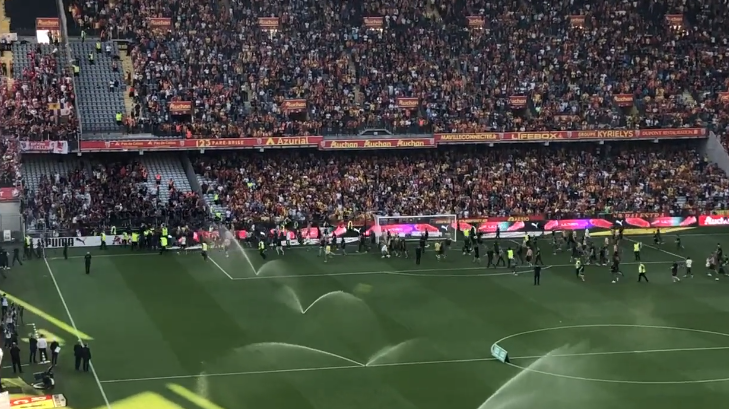 Incidente incredibile în Ligue 1. Meciul Lens-Lille a fost întrerupt la pauză după ce suporterii s-au luat la bătaie 