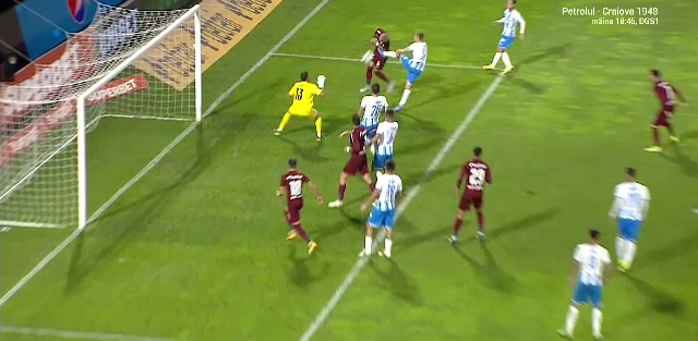 Fază controversată în careul Craiovei! Manea, lovit cu piciorul în piept de Bancu. Arbitrul nu a dat nimic