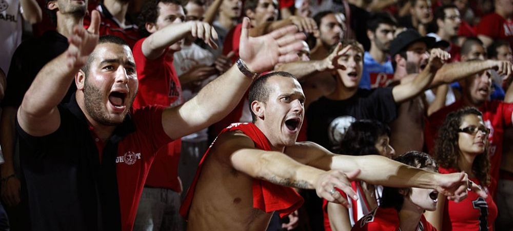Ce a pățit un fotbalist care a oprit un fan intrat pe teren. Suporterul lovise înainte alt jucător