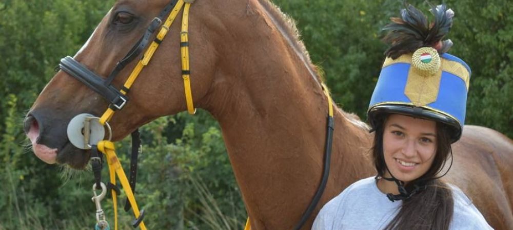 O sportivă de doar 21 de ani a murit după ce a căzut în timpul cursei de hipism 