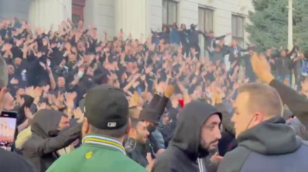 S-au răzgândit! Suporterii lui FCU vor merge pe stadion! Imagini spectaculoase cu Peluza Sud în centrul Craiovei