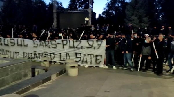 Suporterii Universității Craiova au făcut spectacol înaintea meciului cu FCU Craiova