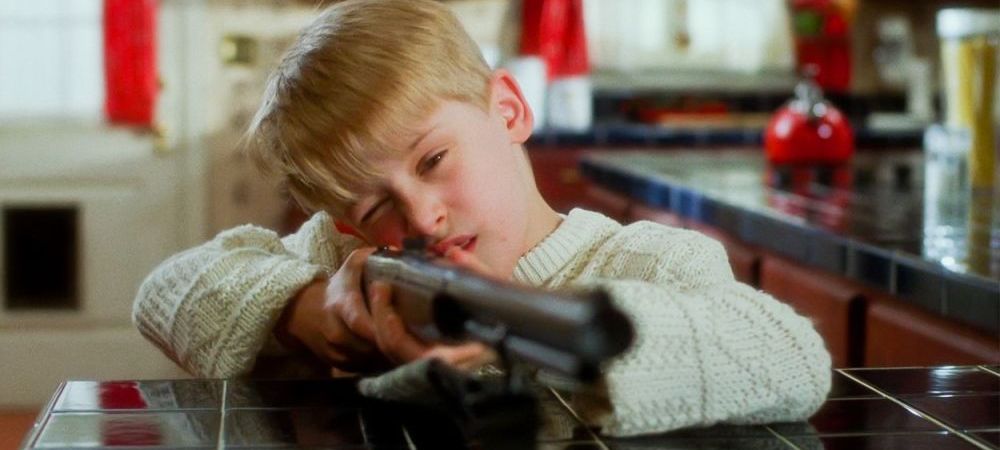 Macaulay Culkin, aproape de nerecunoscut. Starul din "Singur acasă" surprins la plimbare alături de bebeluș