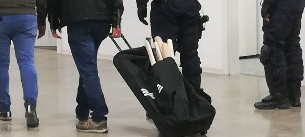 Reacția șefului securității de la FCU după ce a fost surprins introducând pe stadion o geantă cu bâte la FCU - CSU: „Am crezut că e trepied”