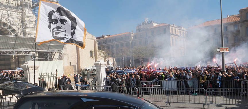 Sute de fani ai lui Marseille au acompaniat cu torțe și steaguri convoiul funerar la înmormântarea lui Bernard Tapie