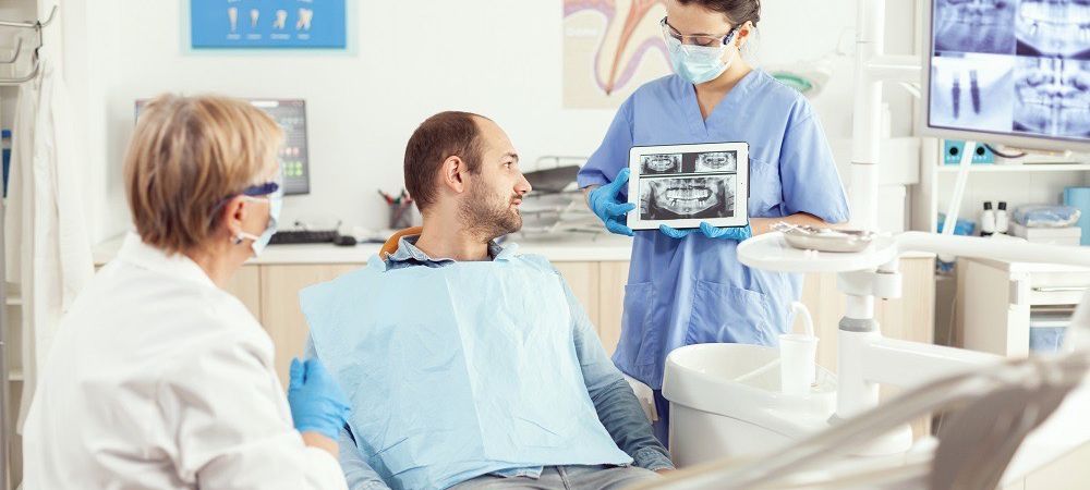 (P) Impactul pe care îl poate avea tratamentul cu implant dentar asupra vieții cotidiene