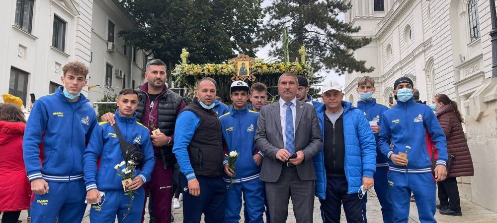 Au plecat la Europene, dar mai întâi au trecut pe la Sfânta Parascheva!